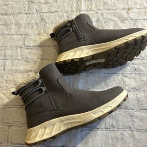 KHOMBU SARA STYLE COLD RATED WOMEN’S GREY BOOTIES FAUX LINING SIDE ZIP SIZE 8M